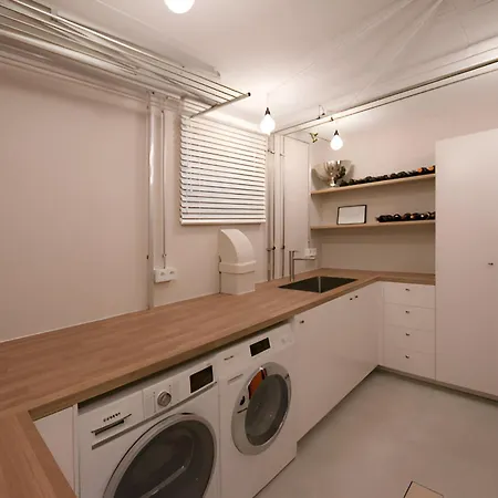 - Graphite Modern 3-room - Stylish Grey Interior - Spacious Terrace - Fully Equipped Kitchen - Wi-fi - Renovated 2024 - & Convenient Location - Free Parking - Near Bus & Airport - Apartment