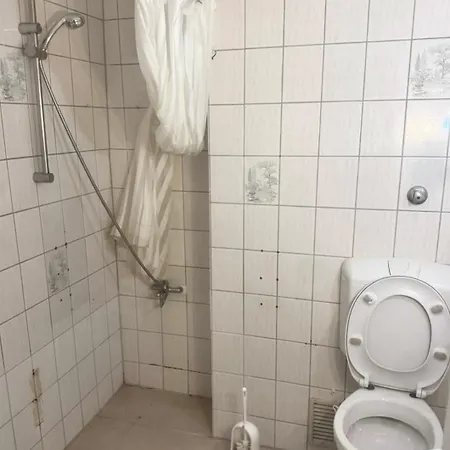 - Graphite Modern 3-room - Stylish Grey Interior - Spacious Terrace - Fully Equipped Kitchen - Wi-fi - Renovated 2024 - & Convenient Location - Free Parking - Near Bus & Airport - Apartment *