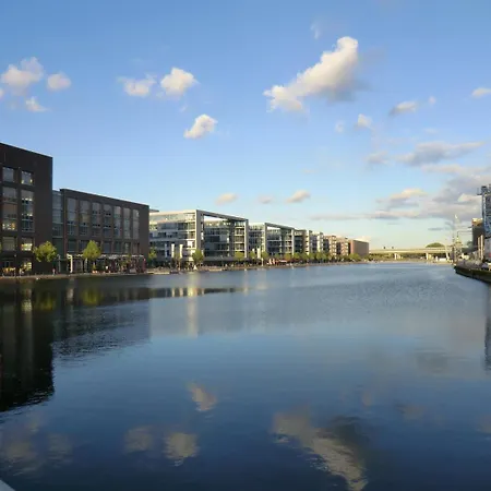 - Graphite Modern 3-room - Stylish Grey Interior - Spacious Terrace - Fully Equipped Kitchen - Wi-fi - Renovated 2024 - & Convenient Location - Free Parking - Near Bus & Airport - Apartment *