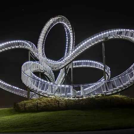 - Graphite Modern 3-room - Stylish Grey Interior - Spacious Terrace - Fully Equipped Kitchen - Wi-fi - Renovated 2024 - & Convenient Location - Free Parking - Near Bus & Airport - Duisburg