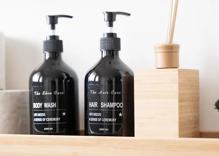 - Graphite Modern 3-room - Stylish Grey Interior - Spacious Terrace - Fully Equipped Kitchen - Wi-fi - Renovated 2024 - & Convenient Location - Free Parking - Near Bus & Airport - Apartment