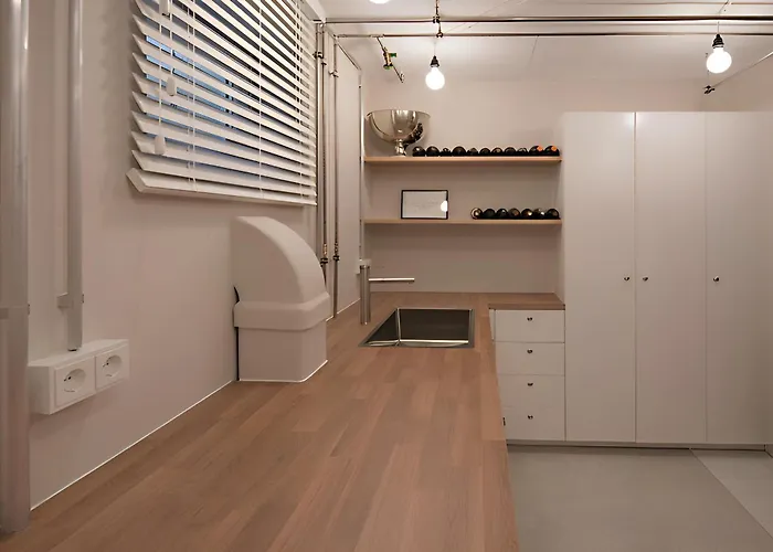 - Graphite Modern 3-room - Stylish Grey Interior - Spacious Terrace - Fully Equipped Kitchen - Wi-fi - Renovated 2024 - & Convenient Location - Free Parking - Near Bus & Airport - Duisburg