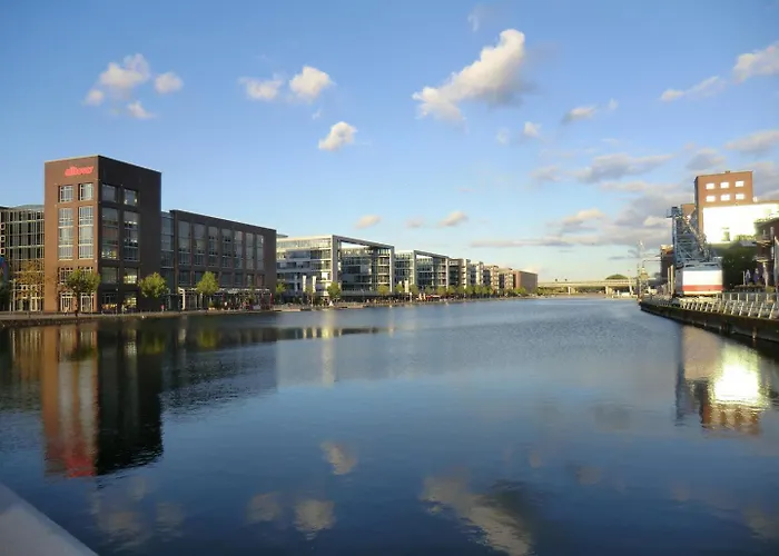 - Graphite Modern 3-room - Stylish Grey Interior - Spacious Terrace - Fully Equipped Kitchen - Wi-fi - Renovated 2024 - & Convenient Location - Free Parking - Near Bus & Airport - Apartment *