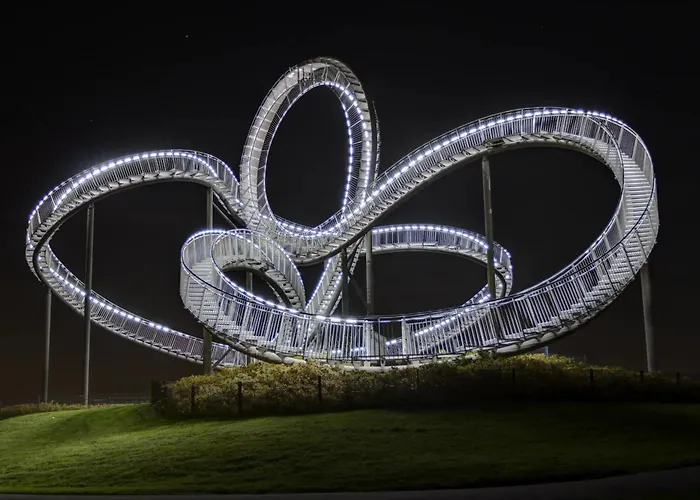 - Graphite Modern 3-room - Stylish Grey Interior - Spacious Terrace - Fully Equipped Kitchen - Wi-fi - Renovated 2024 - & Convenient Location - Free Parking - Near Bus & Airport - Duisburg